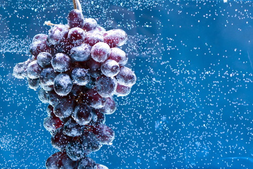 The,Grapes,In,Water,With,Bubbles